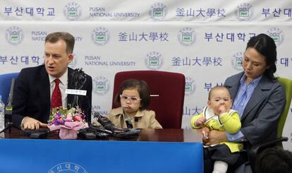 El profesor Robert Kelly y su familia en una rueda de prensa.