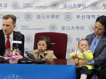 El profesor Robert Kelly y su familia en una rueda de prensa.