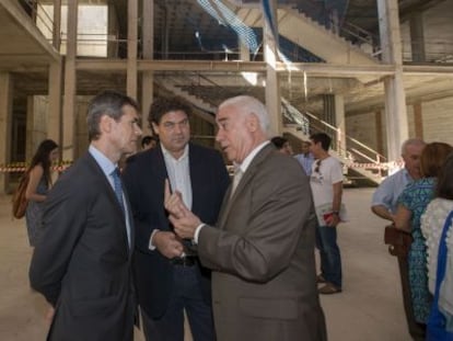 Luciano Alonso habla con el promotor y el arquitecto de la obra.