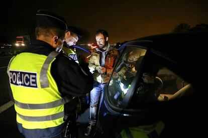 Dos gendarmes inspeccionan un vehículo en uno de los controles fronterizos.