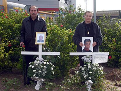 Juan Martínez y Asunción Valderrama, en la avenida Montesierra de Sevilla, donde perdieron la vida sus respectivos hijos cuando caminaban juntos y fueron víctimas de un atropello.