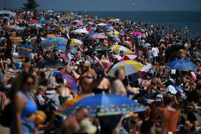 Los bañistas toman el sol en una playa de Southend on Sea, al sudeste de Inglaterra. El número de muertes confirmadas por test de covid-19 en el Reino Unido se eleva ya a 43.081, tras sumar 154 más en las últimas veinticuatro horas, según datos divulgados este miércoles por el Ministerio británico de Sanidad.