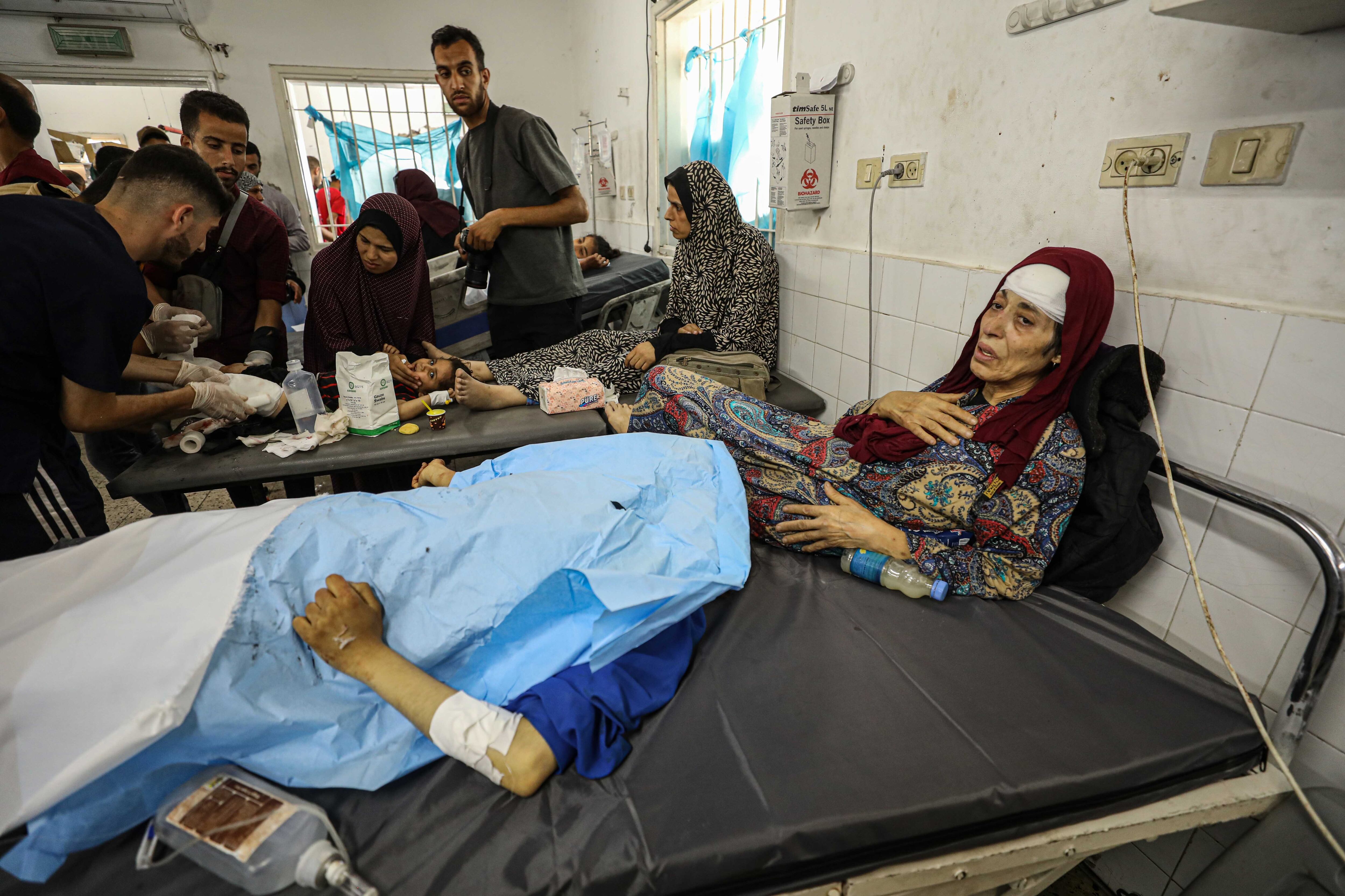 Heridos por bombardeos del ejército israelí, en el hospital Al Ahli, en Ciudad de Gaza, este sábado.