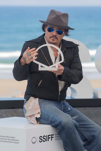 El realizador Johnny Depp posa para los fotógrafos durante la presentación de la película 'Modi, three days on the wing of madness', en San Sebastián el 24 de septiembre. 