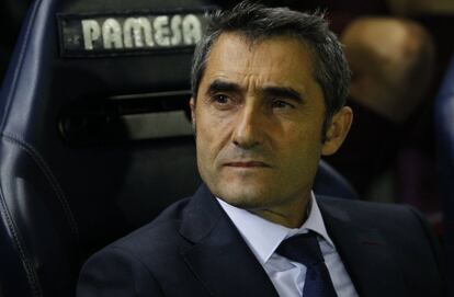 Ernesto Valverde, el entrenador del FC Barcelona, en el banquillo del estadio de la Ceramica. 