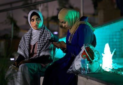 Dos mujeres esperaban que acabara el partido de inauguración del Mundial entre Qatar y Ecuador, a las afueras del estadio Al Bayt, en Doha.