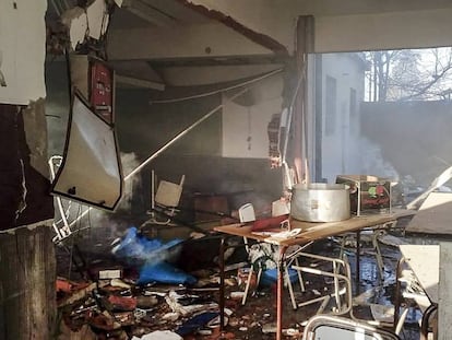 Interior de la escuela número 49 de Moreno, en Buenos Aires, destruida por una explosión de gas. 