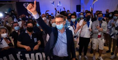 El presidente de la Xunta de Galicia, Alberto Núñez Feijóo, celebra su triunfo electoral esta noche en Santiago de Compostela.