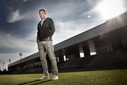 Adriano posa en el ciudad deportiva de San Joan Despí.