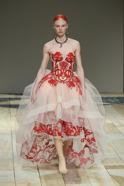 Una modelo en el desfile de Alexander McQueen, en París, el lunes.