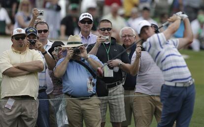 Unos aficionados toman fotografías a Rory McIlroy, el número dos del mundo, mientras efectúa un swing bellísimo. El norirlandés buscará en Augusta su tercer grande.