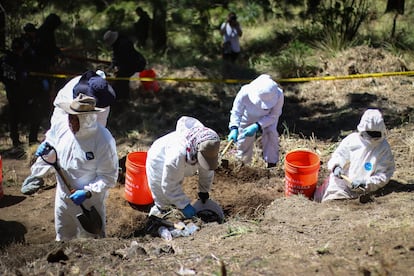 Tras la identificación de los restos, las autoridades capitalinas confirmaron el 17 de enero a Palmeros y a su familia que los hallazgos pertenecían a su hija, Monserrat, quien tenía 21 años de edad en el momento en el que desapareció, después de subirse a un coche en la alcaldía Iztapalapa, en 2020. En la fotografía, varias personas continúan en las jornadas de búsqueda que la familia convocó, días después de ser notificada.