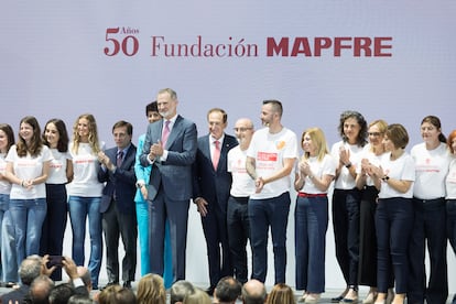El Rey, acompañado de Elma Saiz, ministra de Inclusión, Seguridad Social y Migraciones; Antonio Huertas, presidente de Fundación MAPFRE; José Luis Martínez-Almeida, alcalde de Madrid, y una representación de los voluntarios de la fundación.