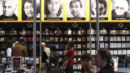 Visitantes em um expositor da Feira do Livro de Buenos Aires.