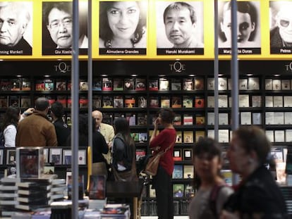 Visitantes em um expositor da Feira do Livro de Buenos Aires.