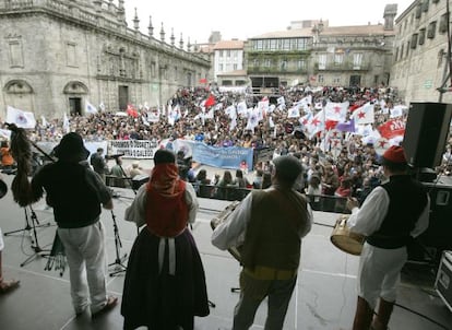 La manifestación ha arrancado de la Alameda de Santiago para recorrer las principales calles de la ciudad.