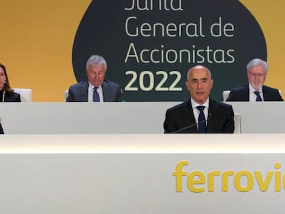 El presidente de Ferrovial, Rafael del Pino, en primera fila junto al CEO del grupo, Ignacio Madriddejos, en la junta del pasado abril.