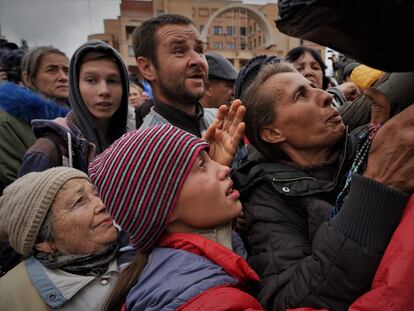 Reparto de ayuda humanitaria este martes en el centro de Balakliia, pocos días después de que fuera liberada tras seis meses de ocupación rusa.