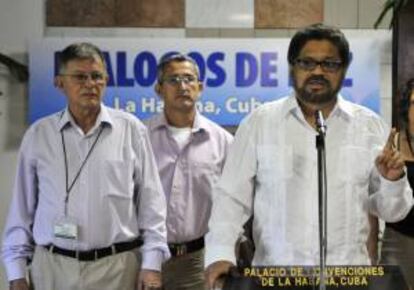 El número dos y jefe de la delegación de paz de las Fuerzas Armadas Revolucionarias de Colombia (FARC), Iván Márquez (d), lee un comunicado junto a Rodrigo Granda (i), alias "Ricardo Téllez", el 21 de junio de 2013, en el Palacio de Convenciones de La Habana (Cuba).