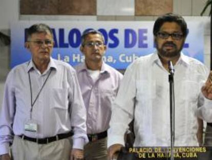 El número dos y jefe de la delegación de paz de las Fuerzas Armadas Revolucionarias de Colombia (FARC), Iván Márquez (d), lee un comunicado junto a Rodrigo Granda (i), alias "Ricardo Téllez", el 21 de junio de 2013, en el Palacio de Convenciones de La Habana (Cuba).