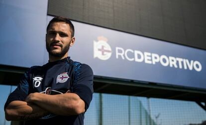 Florin Andone posa en las instalaciones del Deportivo en Abegondo.