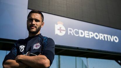 Florin Andone posa en las instalaciones del Deportivo en Abegondo.