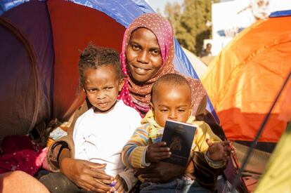 Sara Suleiman, de 30 años, sujeta en brazos a sus dos hijos. Llevaba dos años y cuatro meses en Jordania. Originaria de Darfur, quería viajar a otro país lejos de Sudán. Decía que no podía asumir los gastos en una ciudad tan cara como Amman y con ayudas tan escasas por parte del ACNUR.