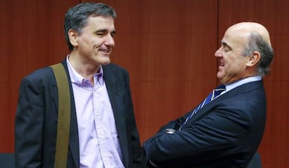 Luis de Guindos (derecha) conversa con el ministro de Finanzas griego Euclides Tsakalotos, durante una reuni&oacute;n en Bruselas.