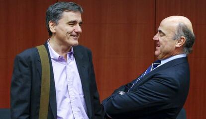 Luis de Guindos (derecha) conversa con el ministro de Finanzas griego Euclides Tsakalotos, durante una reunión en Bruselas.