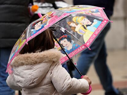 Una niña con paraguas de princesas bajo la lluvia, el pasado 9 de diciembre en Oviedo.