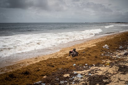 Una niña y un niño defecan cara a cara en una de las zonas más limpias de la playa. La escena a lo largo de los kilómetros de costa es una constante en West Point.