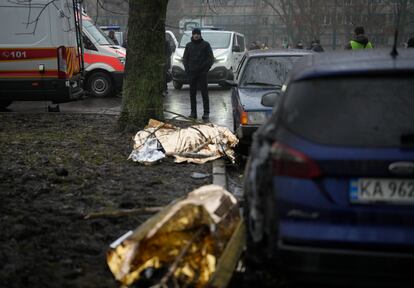 Un militar cerca de los cadáveres del suceso. Al menos 17 personas han muerto, entre ellas el ministro del Interior de Ucrania, Denis Monastirski, después de que un helicóptero se estrellara este miércoles por la mañana en la localidad de Brovari, al este de la capital Kiev, según ha confirmado el gobernador regional, Oleksi Kuleba. 