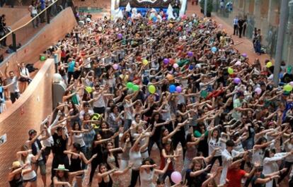 Alumnos de la Pompeu Fabra graban un lipdub en el campus de Ciutadella.