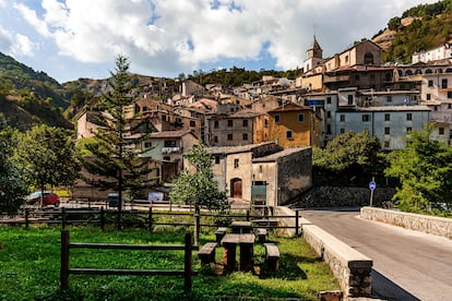 Vista de Roccamandolfi, un pueblecito cerca de Isernia y bajo la mole del macizo de Matese.