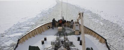 El rompehielos 'Sampo' hace lo propio en el golfo de Botnia (Finlandia).