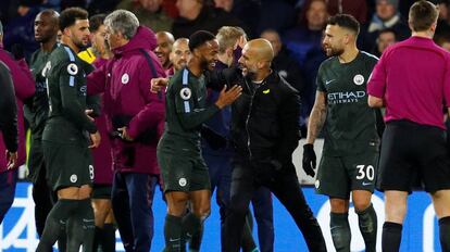 Guardiola comemora com seus jogadores a vitória no estádio do Huddersfield.