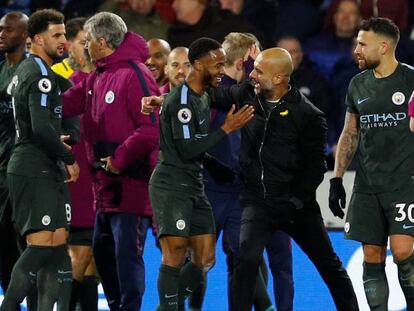 Guardiola comemora com seus jogadores a vitória no estádio do Huddersfield.