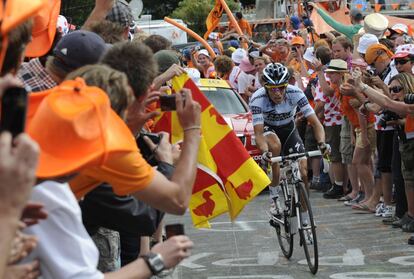 El español Alberto Contador durante el ascenso al  Alpe d'Huez, en el transcurso de la 19ª etapa del Tour de Francia 2011.