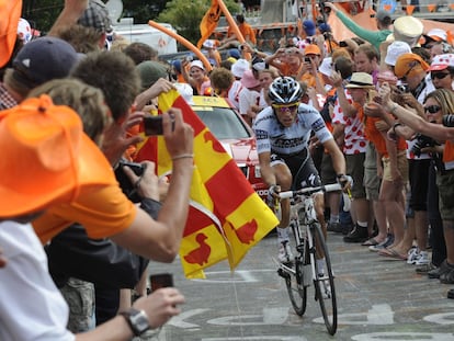 El español Alberto Contador durante el ascenso al Alpe d'Huez, en el transcurso de la 19ª etapa del Tour de Francia 2011.