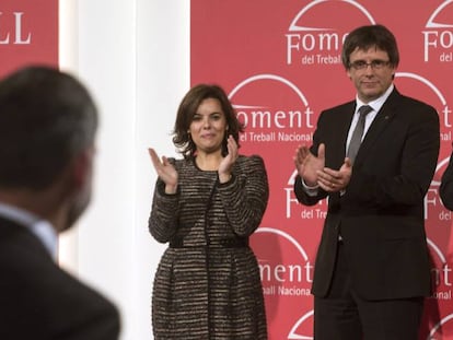 Felipe VI, Soraya S&aacute;enz de Santamar&iacute;a y Carles Puigdemont este jueves.
