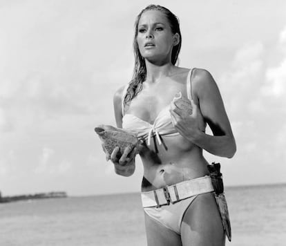 Hay un antes y después del momento en el que Ursula Andress emerge de las aguas en Dr. No: fue de las primeras en ponerse un bikini en la gran pantalla y consiguió que casi todo el planeta la imitara en el resto del planeta. Después, muchas la han homenajeado, desde Bo Derek en '10, la mujer perfecta' a Halle Berry en 'Muere otro día' (¡y hasta los posados mallorquines de la Obregón!), pero Ursula sigue siendo única e inimitable.