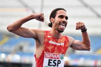 Mo Katir celebra su victoria en la carrera de los 1500m durante el Campeonato de Atletismo de los Juegos Europeos 2023 en Cracovia.