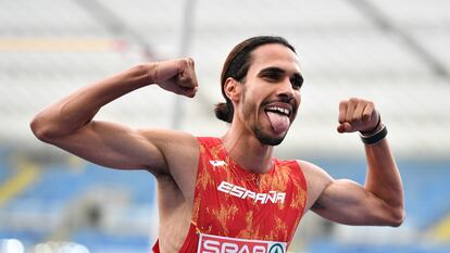 Mo Katir celebra su victoria en la carrera de los 1500m durante el Campeonato de Atletismo de los Juegos Europeos 2023 en Cracovia.