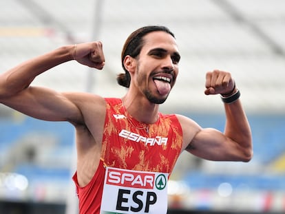 Mo Katir celebra su victoria en la carrera de los 1500m durante el Campeonato de Atletismo de los Juegos Europeos 2023 en Cracovia.
