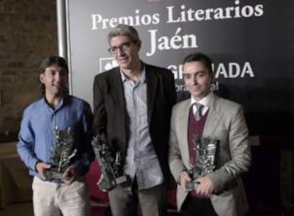 Emiliano Monge (c), David Hernández Sevillano (i), y Daniel Blanco (d), tras recibir la vigésima octava edición de los XXVIII Premios Literarios Jaén, convocados por la Obra Social de CajaGranada, en un acto celebrado en Jaén. EFE/Archivo