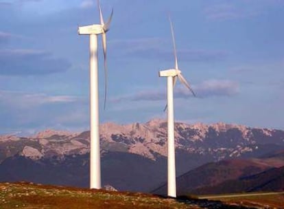 Aerogeneradores de un parque eólico riojano.