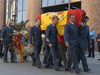 Imagen del entierro en Zaragoza de nueve de los 62 militares fallecidos.
