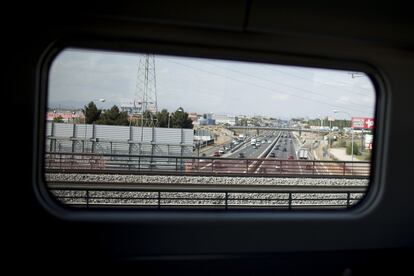 18-02-2017: A la entrada de Madrid, el recorrido del AVE pasa por encima de la A-4.
FOTO: PACO PUENTES/EL PAIS