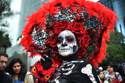 Mujer disfrazada de Catrina en el desfile de Día de Muertos en Ciudad de México