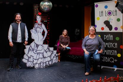 Mario González, Sonia Arnáiz y Carmen Rodríguez (de izquierda a derecha), fundadores de 'La Lola', la primera peña flamenca LGTBI+ de España, en su sede en La Guarida del Ángel de Jerez de la Frontera.